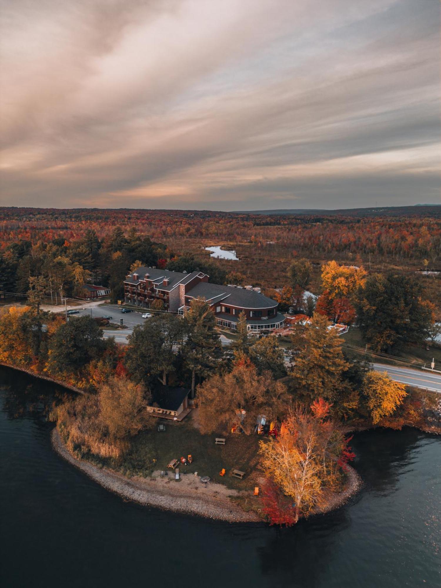 Hotel Lac Brome ラック・ブロム エクステリア 写真